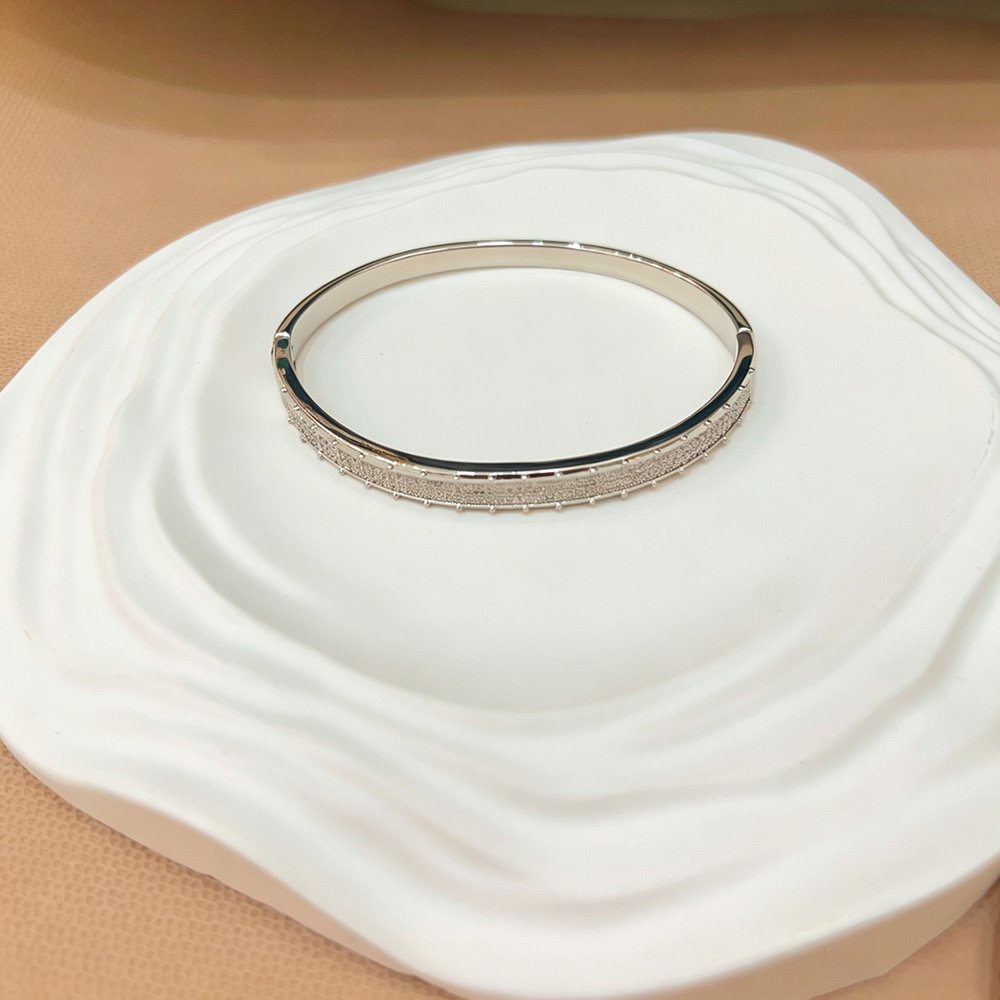 Bracelet Minimalist-Chic Matte Studded Bangle — Light Luxury, Versatile, and Commute-Friendly Jewelry